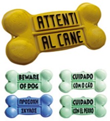 Multilingual warning sign "Beware the dog/cat